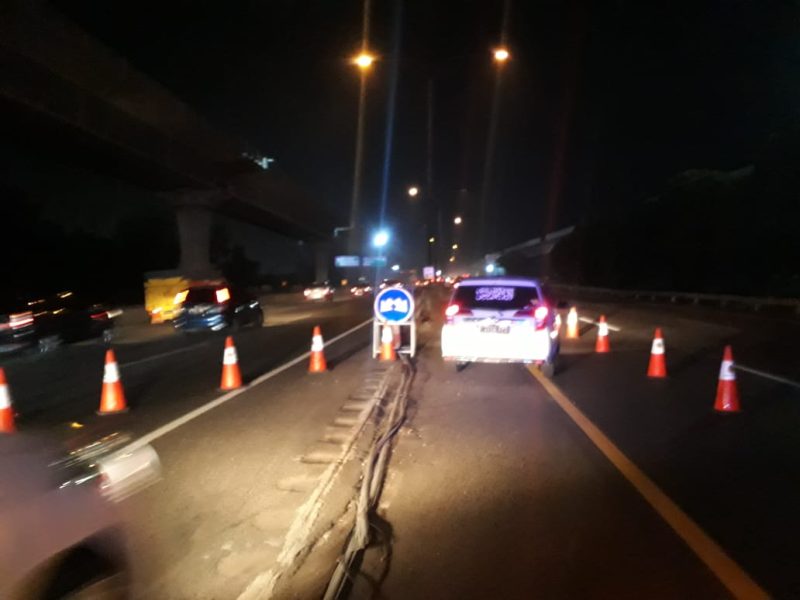 contra flow tol jakarta - cikampek pada minggu malam.
