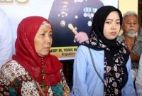 Keluarga Angga Fahrurizal yang tewas setelah dianiaya meminta kepada penegak hukum agar menjatuhkan hukum seberat-beratnya kepada para pelaku. 
