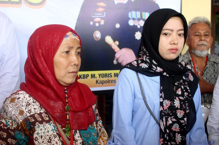 Keluarga Angga Fahrurizal yang tewas setelah dianiaya meminta kepada penegak hukum agar menjatuhkan hukum seberat-beratnya kepada para pelaku. 