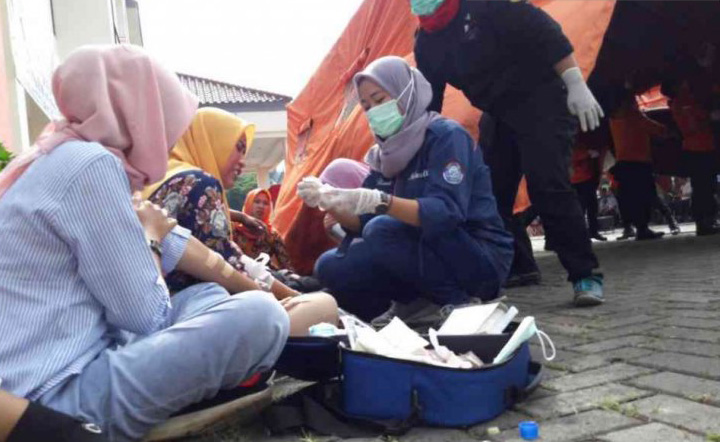 Simulasi penanggulangan bencana yang dilakukan oleh pengurus dharma wanita di halaman gedung BPBD Kabupaten Bekasi, Rabu (8/5/2019)