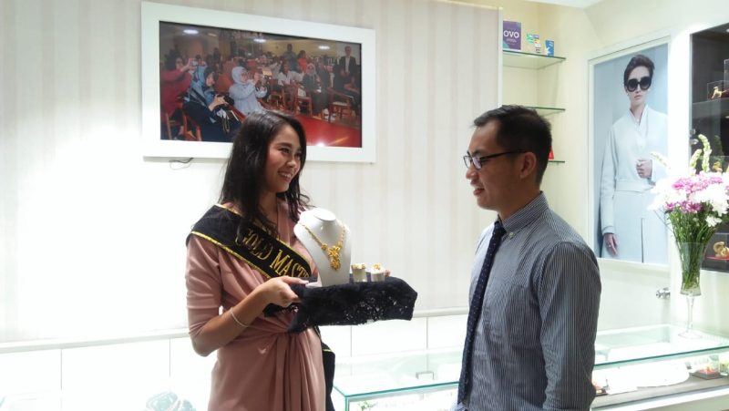 Assistant Manager Goldmart, Rocky Kantono berbincang santai dengan SPG Goldmart MM Mal Bekasi.