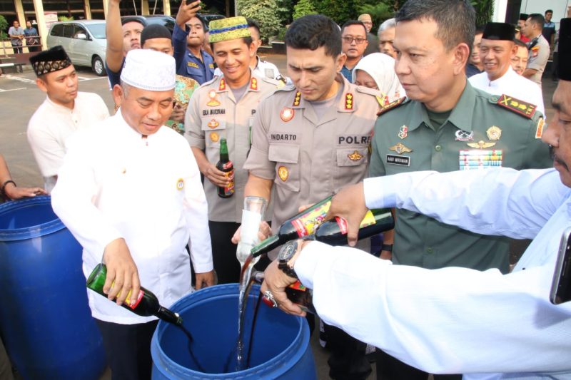 ali Kota Bekasi, Rahmat Effendi bersama Sekretaris Daerah Kota Bekasi, Reny Hendrawaty, Kepala Badan Kesbangpol, Cecep Suherlan, juga bersama Kapolres Metro Bekasi Kota, Kombes Pol Indarto dan Dandim 0507 Bekasi, Letkol Arm Abdi Irawan ikuti secara serentak pemusnahan barang sitaan minuman keras di Kantor Polres Metro Bekasi Kota.