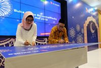 residen Direktur XL Axiata, Dian Siswarini ( kiri ) bersama dengan Direktur Kurikulum Sarana dan Prasarana Kelembagaan dan Kesiswaan, Kementerian Agama Republik Indonesia, Dr. H. A. Umar, MA ( kanan ) secara simbolis meluncurkan program Madrasah Aliyah 4.0 di Jakarta, Jumat (24/5).