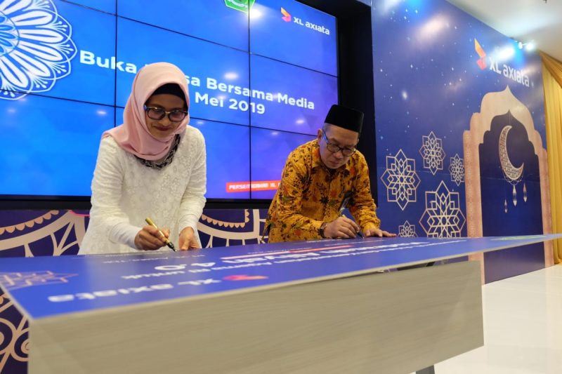 residen Direktur XL Axiata, Dian Siswarini ( kiri ) bersama dengan Direktur Kurikulum Sarana dan Prasarana Kelembagaan dan Kesiswaan, Kementerian Agama Republik Indonesia, Dr. H. A. Umar, MA ( kanan ) secara simbolis meluncurkan program Madrasah Aliyah 4.0 di Jakarta, Jumat (24/5).