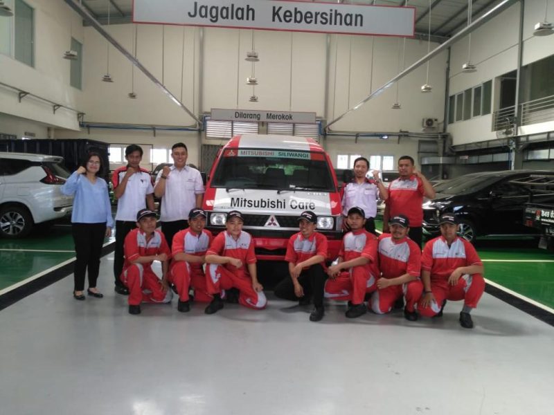 Foto Bersama: Tim Mitsubishi Care Lebaran Care Campaign.