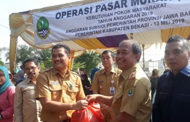  Foto Istimewa: Kepala Dinas Perdagangan Kabupaten Bekasi terima paket sembako secara simbolis dari Kepala Disperindag Provinsi Jawa Barat.
