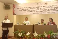 Bupati Bekasi Eka Supri Atmaja saat memberikan sambutan dalam pembukaan seminar dan UKW Kabupaten Bekasi, Rabu (26/6/2019) 
