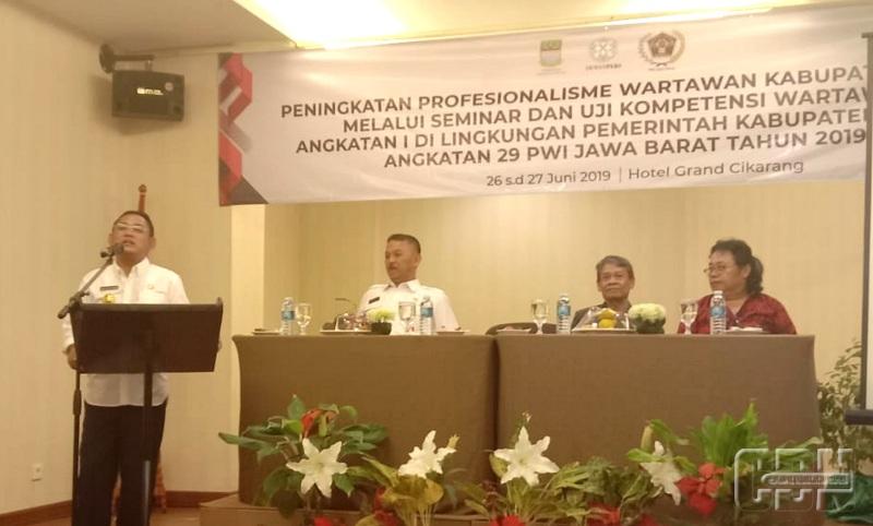 Bupati Bekasi Eka Supri Atmaja saat memberikan sambutan dalam pembukaan seminar dan UKW Kabupaten Bekasi, Rabu (26/6/2019) 