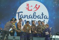 Simbolis Opening: Dari Kanan ke Kiri : Mrs. Kobayashi Itsuyo  Chairman of Committe Tanabata Matsuri, Mr. Simon Subiyanto President Director of PT Lippo Cikarang Tbk, Mr. Suzuki Keishi President Director JETRO (Japan External Trade Organization, Mr. Takeyama Kenichi Embassy of Japan in Indonesia, Drs. H. Encep S Jaya, Msi Kepala Dinas Pariwisata Kabupaten Bekasi, Mr. Tomizawa Yoichi Secretary Generale The Jakarta Japan Club, Mr. Kato Daisuke Assistant Director Japan Foundation Jakarta, Mr. Tanaka Masaaki  Chief Representative AOTS (The Association for Overseas Technical Cooperation and Sustainable), dan Mr. Oky Ristiyanto Manager of CJA (Cikarang Japan Alliance)