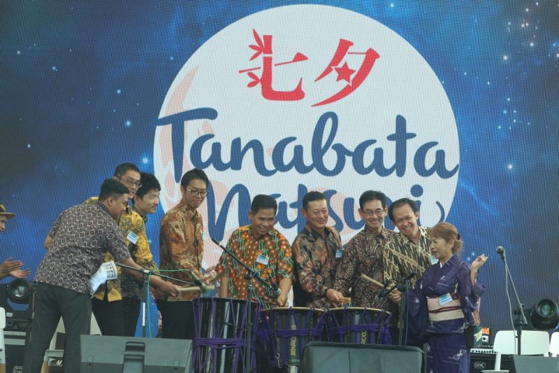 Simbolis Opening: Dari Kanan ke Kiri : Mrs. Kobayashi Itsuyo  Chairman of Committe Tanabata Matsuri, Mr. Simon Subiyanto President Director of PT Lippo Cikarang Tbk, Mr. Suzuki Keishi President Director JETRO (Japan External Trade Organization, Mr. Takeyama Kenichi Embassy of Japan in Indonesia, Drs. H. Encep S Jaya, Msi Kepala Dinas Pariwisata Kabupaten Bekasi, Mr. Tomizawa Yoichi Secretary Generale The Jakarta Japan Club, Mr. Kato Daisuke Assistant Director Japan Foundation Jakarta, Mr. Tanaka Masaaki  Chief Representative AOTS (The Association for Overseas Technical Cooperation and Sustainable), dan Mr. Oky Ristiyanto Manager of CJA (Cikarang Japan Alliance)