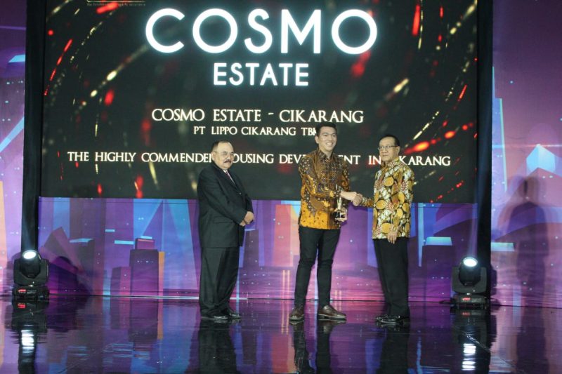 Penghargaan: Public Relation PT Lippo Cikarang Tbk Sosiawan Putra Surbakti (tengah) mewakili Cosmo Estate Lippo Cikarang menerima penghargaan dari mantan Menteri Perumahan RI Akbar Tanjung (kanan) dan Dirut Majalah Properti Indonesia Anthony Zeidra Abidin (kiri) untuk kategori The Highly Commended Housing Development in Cikarang - Cosmo Estate di Properti Indonesia Award 2019, Jakarta, Rabu 10 Juli 2019. Penghargaan ini menjadi bukti karya properti dari PT Lippo Cikarang, Tbk adalah yang terbaik.