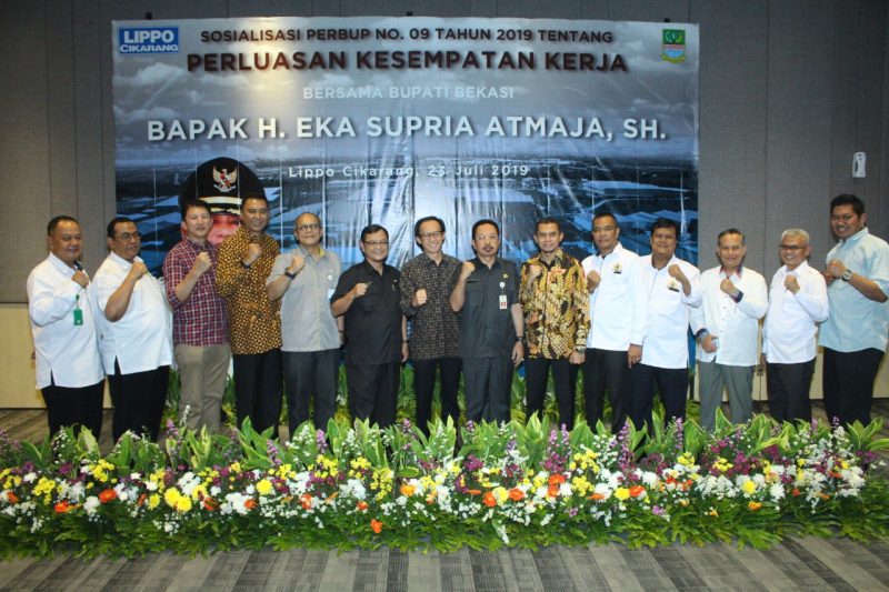 LIPPO Cikarang: Presdir PT Lippo Cikarang Tbk Simon Subiyanto (ketujuh dari kiri) bersama dengan Komisaris PT Lippo Cikarang Tbk Ali Said (keenam dari kanan), Presdir PT Mahkota Sentosa Utama Reza Chatab (keepat dari kiri) berfoto bersama Sekda Kabupaten Bekasi Uju (ketujuh dari kanan) serta jajaran KADIN Kabupaten Bekasi di Lippo Cikarang, Selasa (23/7/2019)