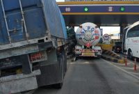 Sebuah truk bertabrakan di tol cililitan.