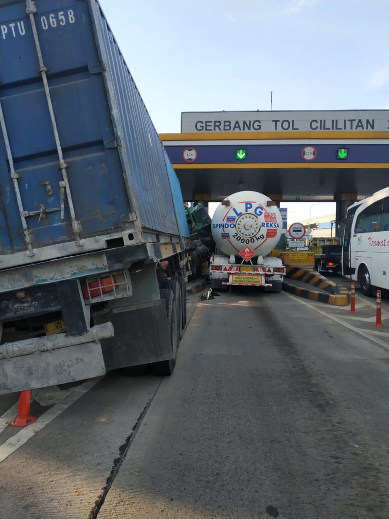 Sebuah truk bertabrakan di tol cililitan.