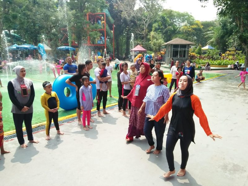 Rayakan Kemerdekaan: Para pengunjung The Jungle Waterpark Bogor sangat antusias mengikuti perlombaan.