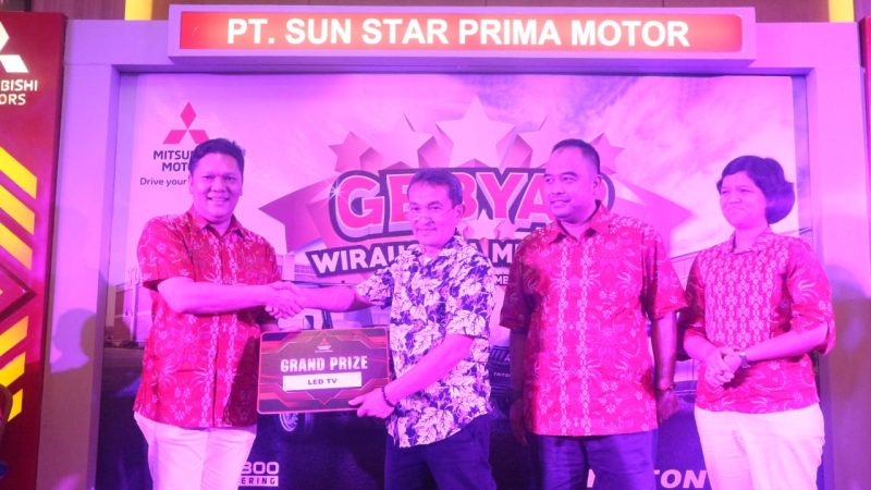 Fendy Haryanto Branch Manager SSPM Cikarang menyerahkan hadiah kepada konsumen pelanggan mitsubish dan di dampingi oleh Andi Mulyawan selaku Sales Manajer SSPM Cikarang.