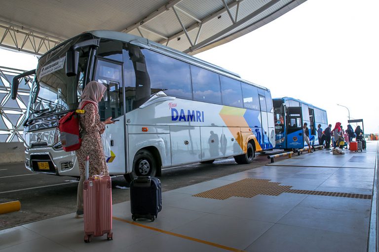 Transportasi: Sejak penataan rute dilakukan dari Bandara Husein Sastranegara (BDO) ke Bandara Internasional Kertajati (KJT), Bus Damri masih menjadi pilihan transportasi masyarakat. Selain gratis,.