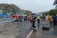 sisa-sisa puing kecelakaan maut di Tol Purbaleunyi.