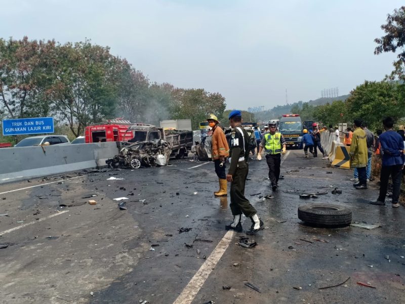 sisa-sisa puing kecelakaan maut di Tol Purbaleunyi.