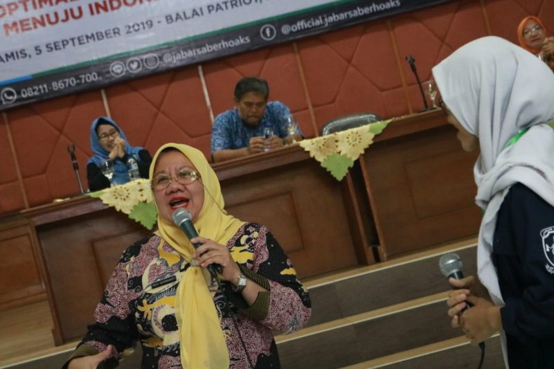 Sekretaris Daerah Kota Bekasi, Hj. Reny Hendrawati, berkesempatan menjadi narasumber di kegiatan Sosialisasi Jabar Saber Hoaks