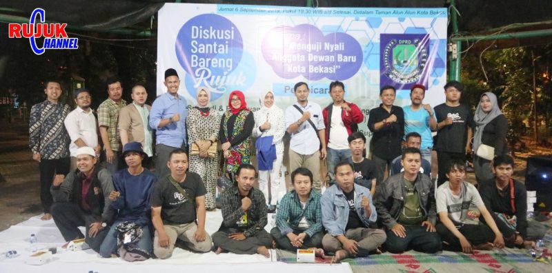 foto bersama: Rukun Jurnalis Bekasi dan para anggota DPRD Kota periode 2019-2024 Bekasi yang mengisi sebagai narasumber di Diskusi Rujuk, Jumat (6/9/2019) tadi malam.