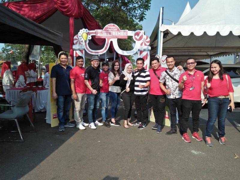 foto bersama: jajaran staff PT. Sun Star Prima Motor (SSPM) dan PT Mitsubishi Motors Krama Yudha Sales Indonesia (MMKSI) melakukan foto bersama di sela-sela acara Grand Wisata Carnival, Mingu (8/9/2019).