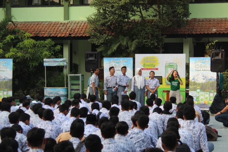 Adem Sari Chingku Sparlking Goes To School di SMAN 4 Kota Bekasi, Rabu, (18/9/20(.