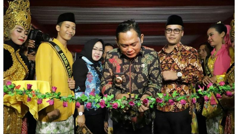 foto: Bupati Bekasi Eka Supria Atmaja memoting pita dan sekaligus membuka Pekan Raya Bekasi 2019.