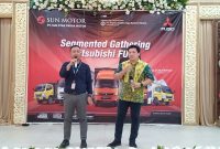 Menjelaskan: Risan , Area koordinator KTB Jabotabek Jabar  bersama   Irwan Arifin Branch manager SSPM Bekasi 