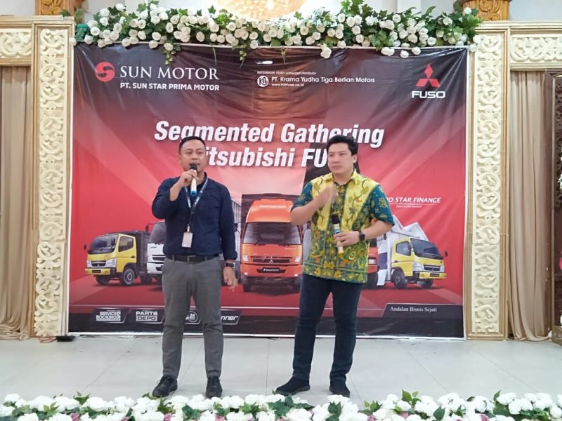 Menjelaskan: Risan , Area koordinator KTB Jabotabek Jabar  bersama   Irwan Arifin Branch manager SSPM Bekasi 