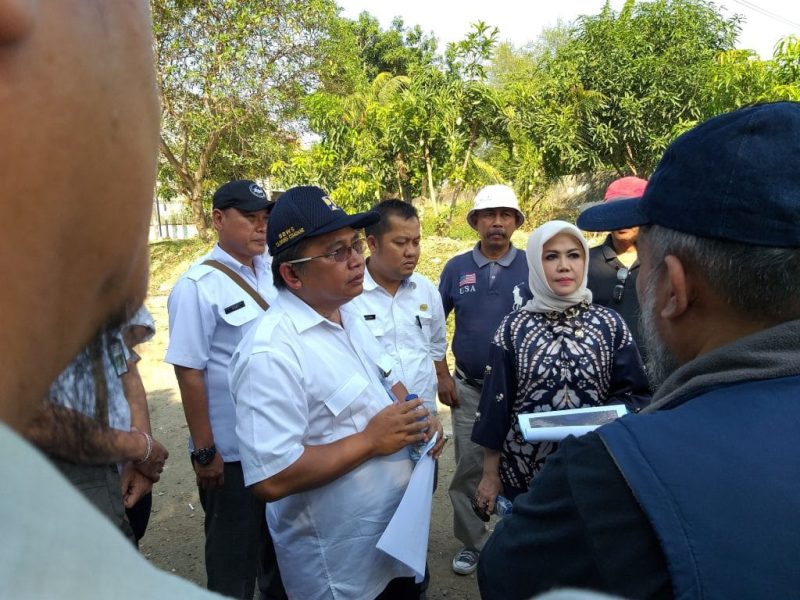 Foto istimewa: dokumentasi intan fauzi saat meninjau lokasi tanggul kali bekasi bersama Bambang Hidayat dan tim.