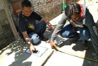 foto: Dinas Pariwisata dan Kebudayaan Kabupaten Indramayu menggandeng tim ahli cagar budaya untuk melakukan penyelamatan sebuah nisan berbahan marmer.