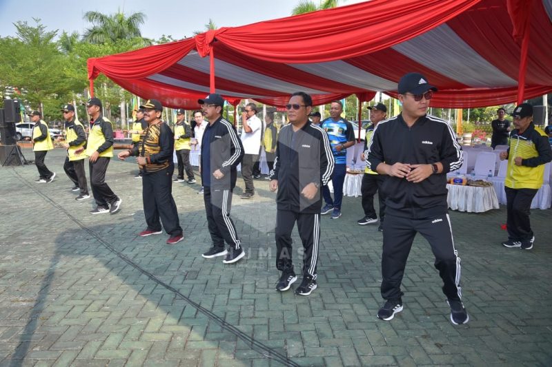 Bupati Bekasi Eka Supria Atmaja berolahraga pada peringatan HAORNAS ke 36.
