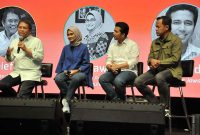 Menteri Kominfo Rudiantara (kiri), Wakil Gubernur Jawa Timur, Emil Dardak (kedua dari kanan) dan Wali Kota Bogor Arya Bima (kanan) saat menjadi pembicara di acara Siberkreasi Netixen 2019, di Kota Kasablanka, Jakarta (5/10/2019). (Foto Dok/Kiki Budi Hartawan]