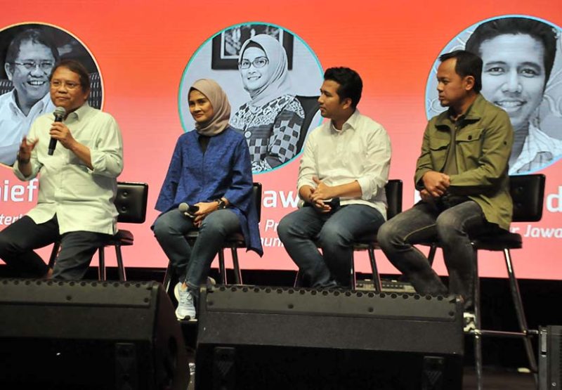 Menteri Kominfo Rudiantara (kiri), Wakil Gubernur Jawa Timur, Emil Dardak (kedua dari kanan) dan Wali Kota Bogor Arya Bima (kanan) saat menjadi pembicara di acara Siberkreasi Netixen 2019, di Kota Kasablanka, Jakarta (5/10/2019). (Foto Dok/Kiki Budi Hartawan]