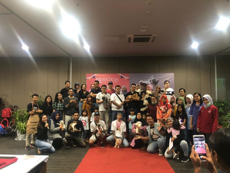 foto bersama: para peserta yang mengikuti Cats Festival  dan jajaran staf Hotel Batiqa Jababeka ikut serta dalam sesi foto bersama usah helat event tersebut.