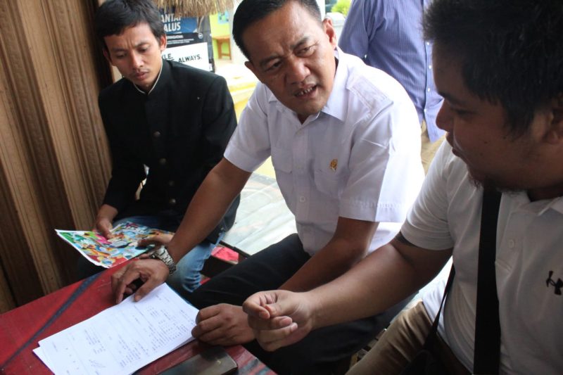 Berbincang: Anggota Komisi IX DPR-RI Obon Tabroni berbincang dengan korban dugaan penipuan di LPK MHJ. 