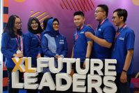  Presiden Direktur XL Axiata, Dian Siswarini bersama dengan siswa-siswi XL Future Leaders angkatan ke-6 dalam acara Kelulusan XL Future Leaders angkatan ke-6 dan National Conference XL Future 2019 di Jakarta, Minggu (17/11).