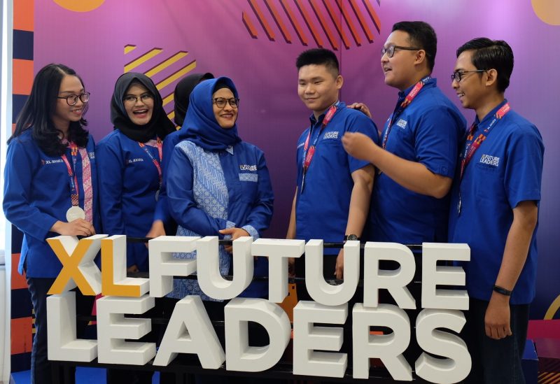  Presiden Direktur XL Axiata, Dian Siswarini bersama dengan siswa-siswi XL Future Leaders angkatan ke-6 dalam acara Kelulusan XL Future Leaders angkatan ke-6 dan National Conference XL Future 2019 di Jakarta, Minggu (17/11).