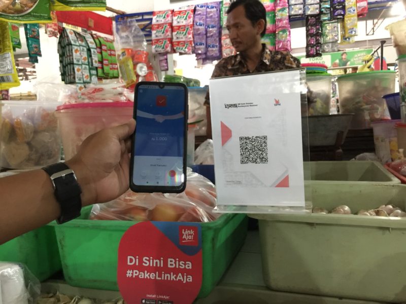 Dengan LinkAja, Kini Pedagang Pasar Gunung Sari Dapat Membayar Retribusi Secara Nontunai

