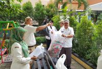 Aparatur Kecamatan Bekasi Timur Kompak Gencarkan Sedekah Sampah
