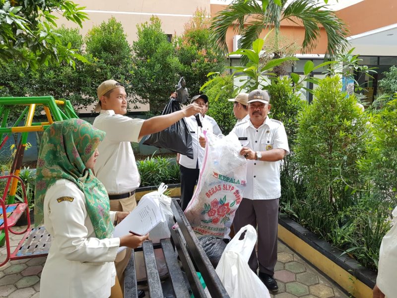 Aparatur Kecamatan Bekasi Timur Kompak Gencarkan Sedekah Sampah
