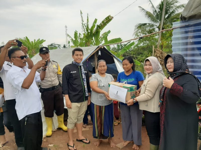 HMI Cabang Bekasi bersama dengan tokoh Perempuan Muda Dr. Tuti Yasin gelar aksi peduli banjir Kabupaten Bekasi pada Rabu, (8/1/2020).
