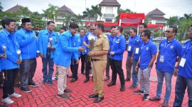 Foto : Bupati Bekasi menghadiri kegiatan apel akbar pemuda KNPI pada Senin (17/2) bertempat di Plaza Pemda, Cikarang Pusat.