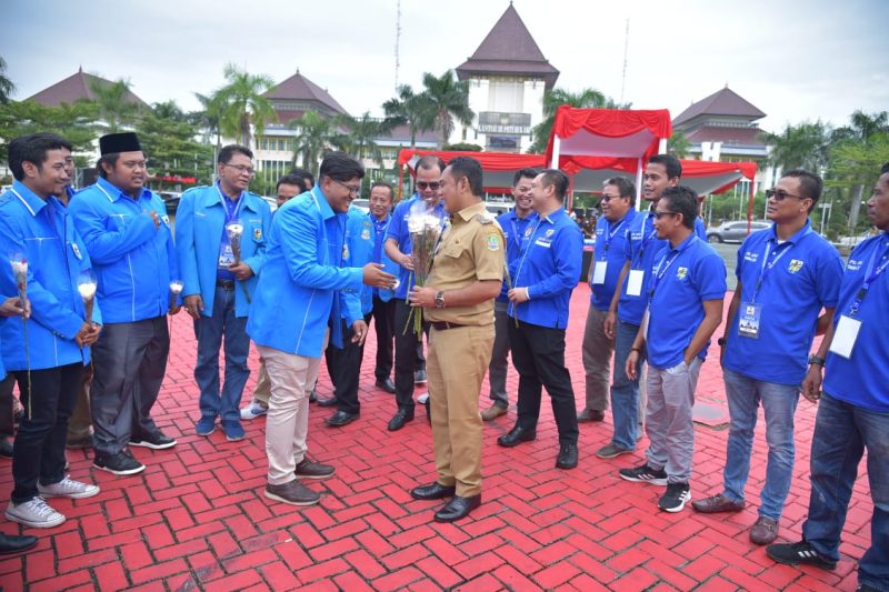 Foto : Bupati Bekasi menghadiri kegiatan apel akbar pemuda KNPI pada Senin (17/2) bertempat di Plaza Pemda, Cikarang Pusat.