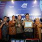 Foto : Pemerintah Kabupaten Bekasi, melalui Dinas Kearsipan dan Perpustakaan menerima penghargaan dari Arsip Nasional Republik Indonesia (ANRI), di Surakarta, Jawa Tengah, Rabu (26/2).