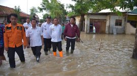 Foto : Bupati Bekasi Eka Supria Atmaja tinjau langsung masyarakat yang terkena musibah banjir. Desa Labansari, Kecamatan Cikarang Timur, dan di Kp. Bojong Kecamatan Kedungwaringin. Rabu (26/2).