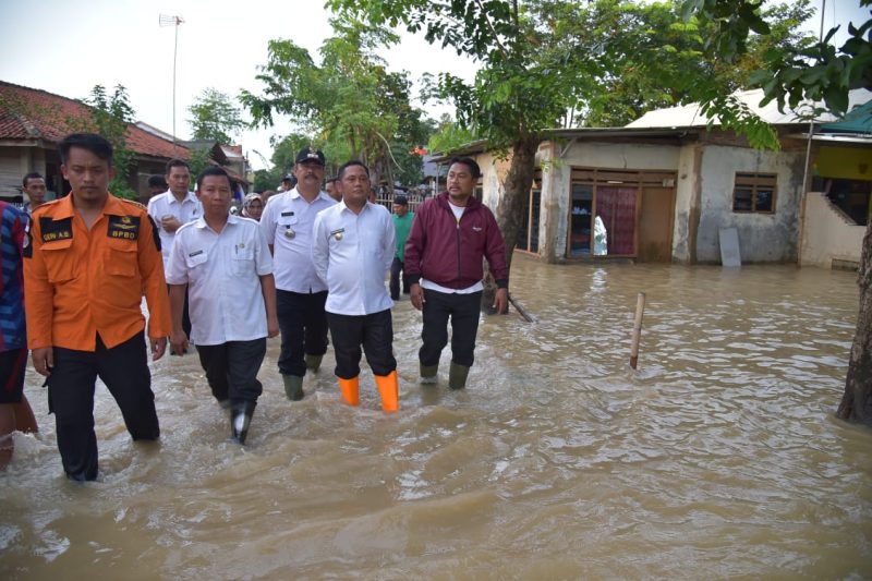 Foto : Bupati Bekasi Eka Supria Atmaja tinjau langsung masyarakat yang terkena musibah banjir. Desa Labansari, Kecamatan Cikarang Timur, dan di Kp. Bojong Kecamatan Kedungwaringin. Rabu (26/2).
