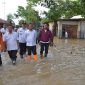 Foto : Bupati Bekasi Eka Supria Atmaja tinjau langsung masyarakat yang terkena musibah banjir. Desa Labansari, Kecamatan Cikarang Timur, dan di Kp. Bojong Kecamatan Kedungwaringin. Rabu (26/2).