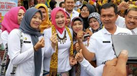 Foto: Atalia Ridwan Kamil Serahkan Bantuan Dana Pendampingan Gizi di Indramayu.